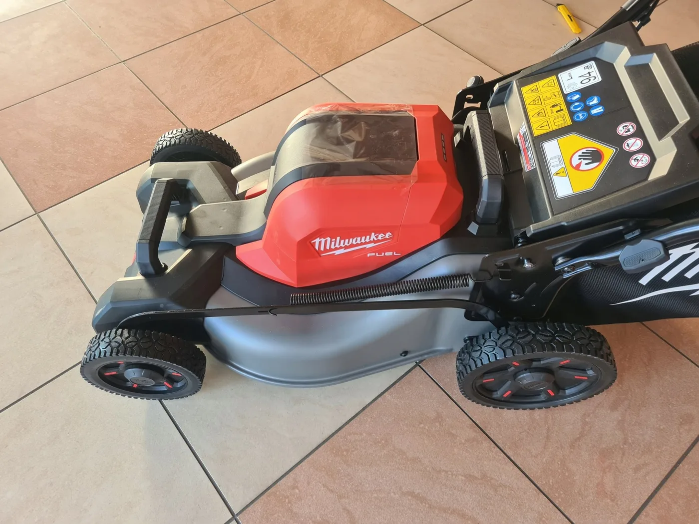 Milwaukee Akku-Rasenmäher MILWAUKEE.MOWER 2x18V M18F2LM46-802 2x8,0 Ah 46 cm