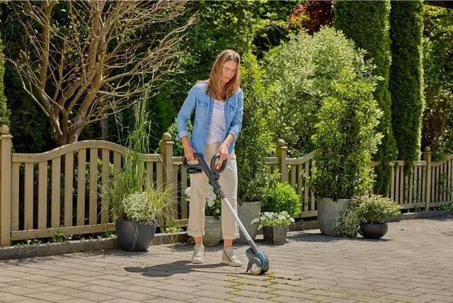 Gardena GARDENA EasyWeed 1800/18V P4A Akku-Fugenbürste, Unkrautentferner (grau/türkis, Li-Ionen-Akku 2,0 Ah P4A, POWER FOR AL