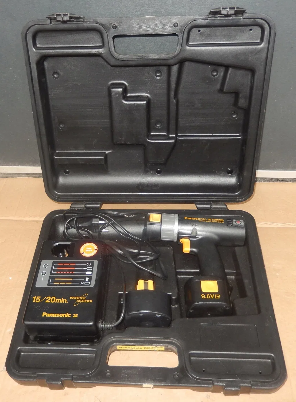 Kompakter und leichter 18-V-Bohrschrauber Panasonic EY1DD1J18D, im Set mit Ladegerät + 2 x 18-V-Akku (3,0 Ah)